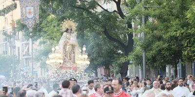 valencia-celebra-con-fervor-la-procesion-en-honor-a-la-virgen-de-los-desamparados