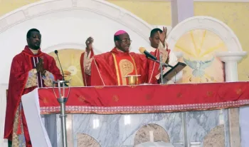 un-incendio-en-un-hospital-de-nigeria-deja-intacta-una-estatua-de-la-virgen-maria