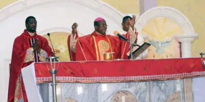 un-incendio-en-un-hospital-de-nigeria-deja-intacta-una-estatua-de-la-virgen-maria