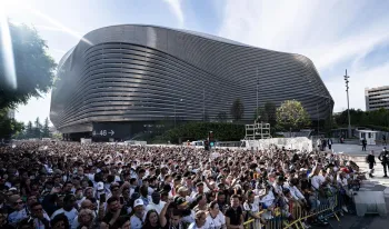 un-coro-de-mil-voces-cantara-al-papa-leon-xiv-en-el-bernabeu