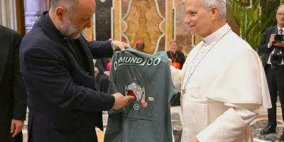leon-xiv-recibe-la-camiseta-solidaria-del-centenario-del-domund