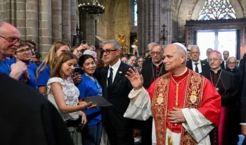 omella-presenta-al-papa-los-castells-como-simbolo-de-unidad-y-comunion-en-cataluna