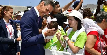 sanchez-realiza-un-gesto-simbolico-con-un-bebe-durante-la-visita-del-papa-a-gran-canaria
