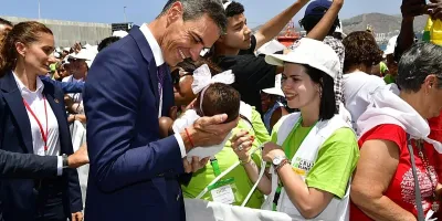 sanchez-realiza-un-gesto-simbolico-con-un-bebe-durante-la-visita-del-papa-a-gran-canaria