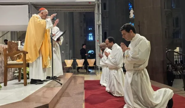 tres-nuevos-sacerdotes-son-ordenados-en-una-emotiva-ceremonia-en-barcelona
