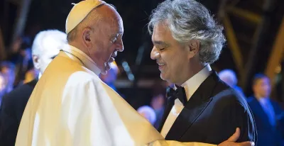 andrea-bocelli-comparte-su-historia-personal-en-manifestacion-provida-en-roma