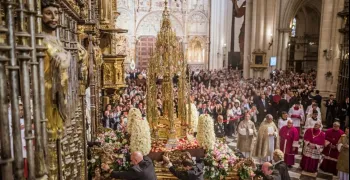 la-catedral-de-toledo-entrega-11-000-replicas-de-su-primera-piedra-en-su-viii-centenario