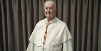 un-cardenal-y-dos-obispos-celebran-una-misa-y-bendicen-a-una-pareja-homosexual-en-londres