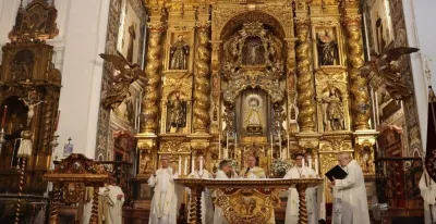 el-arzobispo-de-sevilla-bendice-el-retablo-restaurado-de-la-iglesia-de-los-terceros