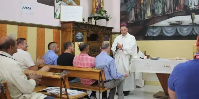 cuatro-internos-del-centro-penitenciario-de-burgos-reciben-sacramentos-en-emotiva-ceremonia