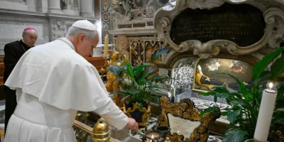 el-papa-leon-xiv-reza-por-la-paz-en-la-abadia-de-montecassino-durante-su-visita-privada