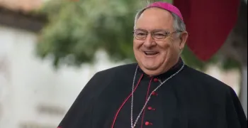 obispo-de-canarias-apoya-manifestacion-pro-derechos-lgtbi-frente-a-la-catedral-de-las-palmas