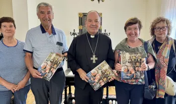 la-cofradia-de-la-virgen-blanca-presenta-la-revista-hornacina-al-obispo