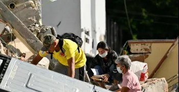 sacerdote-evacua-a-fieles-con-el-santisimo-sacramento-durante-terremoto-en-colombia