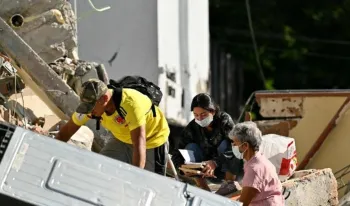 sacerdote-evacua-a-fieles-con-el-santisimo-sacramento-durante-terremoto-en-colombia