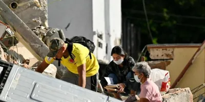 sacerdote-evacua-a-fieles-con-el-santisimo-sacramento-durante-terremoto-en-colombia