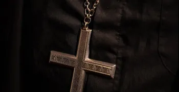 un-sacerdote-exorciza-el-rancho-de-epstein-antes-de-su-transformacion-en-centro-cristiano