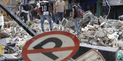 sacerdote-y-religiosa-recogen-hostias-esparcidas-tras-el-sismo-en-roldanillo-colombia