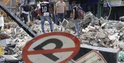 sacerdote-y-religiosa-recogen-hostias-esparcidas-tras-el-sismo-en-roldanillo-colombia