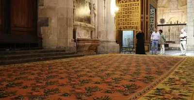 la-catedral-de-murcia-exhibe-una-alfombra-del-siglo-xviii-restaurada-durante-varias-semanas