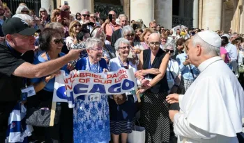 emotivo-reencuentro-entre-anne-russell-y-el-papa-tras-decadas-de-amistad-en-san-pedro