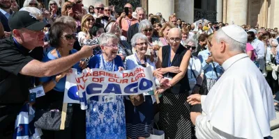 emotivo-reencuentro-entre-anne-russell-y-el-papa-tras-decadas-de-amistad-en-san-pedro