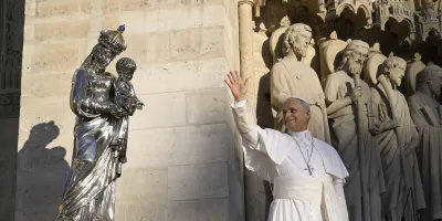 leon-xiv-emocionado-reza-la-salve-ante-la-virgen-de-notre-dame