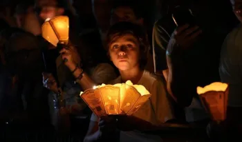 el-papa-leon-xiv-lidera-una-multitudinaria-procesion-de-antorchas-en-lourdes