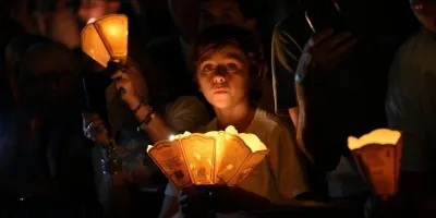 el-papa-leon-xiv-lidera-una-multitudinaria-procesion-de-antorchas-en-lourdes