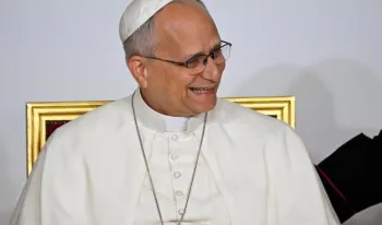 el-papa-leon-xiv-recibe-un-lienzo-con-las-huellas-de-ninos-guatemaltecos-como-simbolo-de-paz