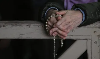 muere-un-sacerdote-en-plena-misa-tras-caerle-una-cruz-del-altar