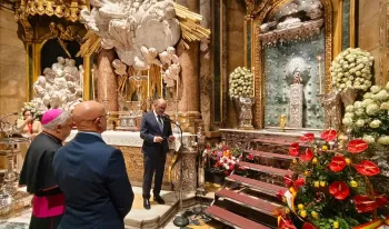 luis-de-la-fuente-lleva-el-trofeo-mundial-a-los-pies-de-la-virgen-del-pilar