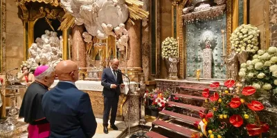 luis-de-la-fuente-lleva-el-trofeo-mundial-a-los-pies-de-la-virgen-del-pilar
