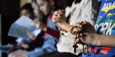 el-obispo-beckman-veta-la-oracion-a-san-miguel-y-otras-plegarias-en-la-misa