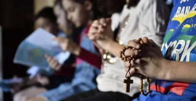 el-obispo-beckman-veta-la-oracion-a-san-miguel-y-otras-plegarias-en-la-misa