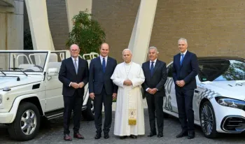 leon-xiv-ve-en-la-papamovil-un-puente-entre-el-papa-y-los-fieles