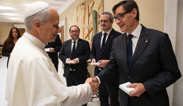 leon-xiv-recibe-a-illa-y-es-invitado-a-la-sagrada-familia-en-barcelona