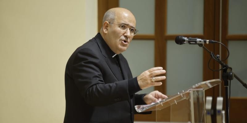 El cardenal Mendonça resalta la importancia de la amistad y la verdad en una charla en la Universidad San Dámaso
