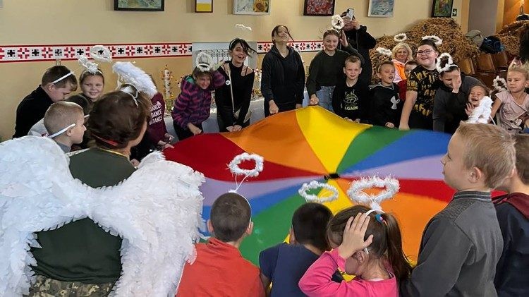 "Ángeles de la Alegría": Voluntarios en Ucrania Devuelven las Sonrisas a los Niños con Espectáculos Interactivos