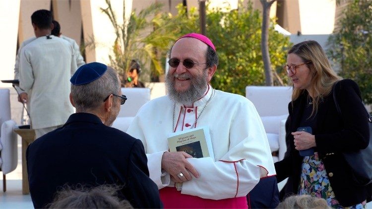 El Vicario Apostólico elogia la coexistencia pacífica de la fe en Arabia durante el Premio Zayed
