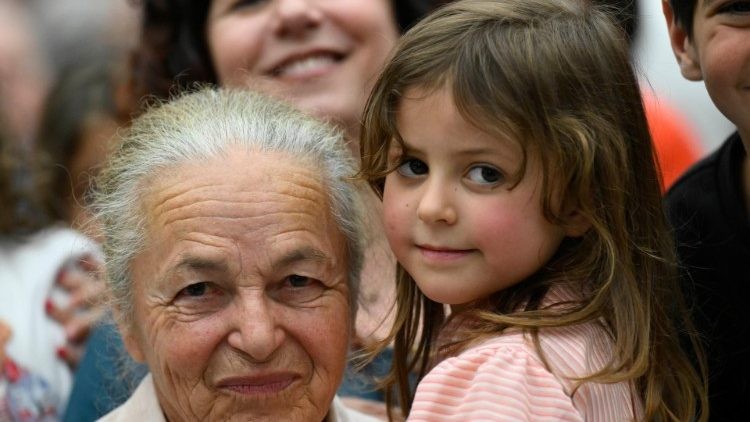 El Papa Francisco elige 'Feliz el que no ve desvanecerse su esperanza' para la V Jornada Mundial de los Abuelos