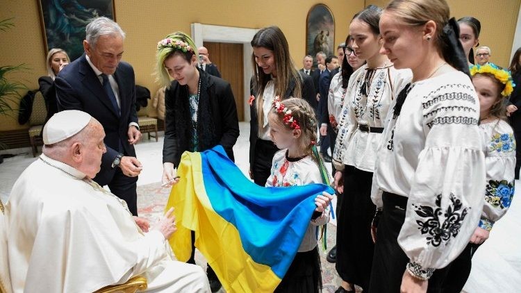 El Papa Francisco se reúne con huérfanas ucranianas en Roma: un gesto de paz y reconciliación
