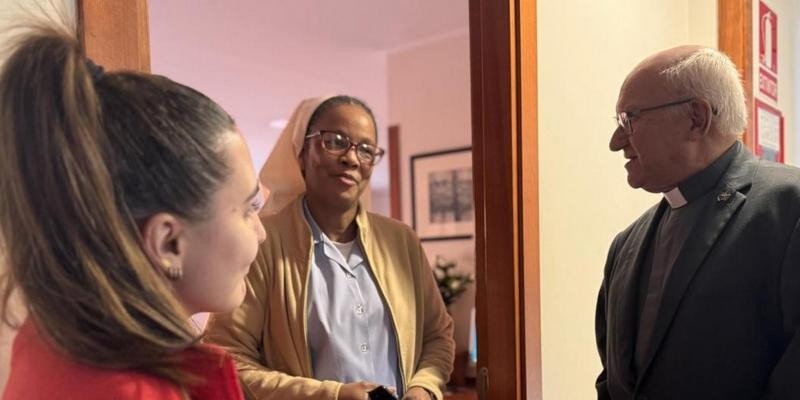El Vicario Episcopal visita la Casa de Acogida de Cáritas Madrid para apoyar a personas vulnerables