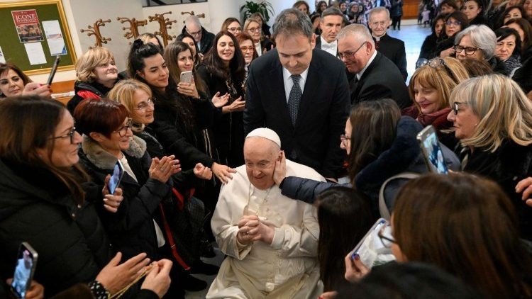 El Papa Francisco alerta sobre la baja tasa de natalidad en Italia y la percepción negativa de la paternidad