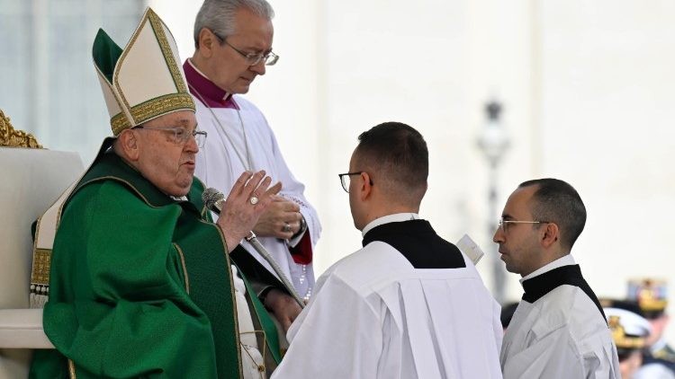 El Papa Francisco insta a los militares a usar su poder solo para defensa legítima