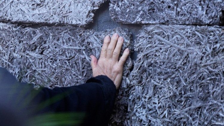 Antisemitismo en las Redes Sociales y la IA: Alerta de la OSCE y Acciones en la Conferencia de Helsinki