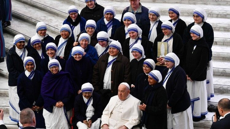 Las Misioneras de la Caridad y el Papa discuten el legado de la Madre Teresa y la energía renovable