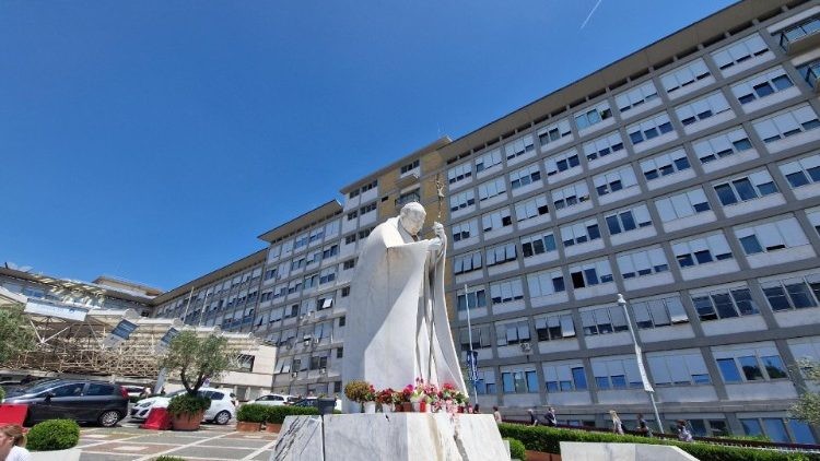 Hospitalización del Papa Francisco para tratar la bronquitis: Medida preventiva en el Policlínico Agostino Gemelli