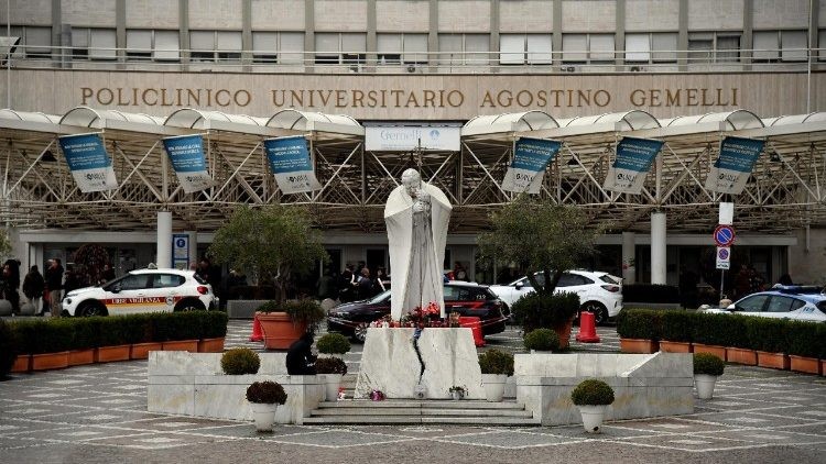 Ola de solidaridad global por la hospitalización del Papa Francisco debido a bronquitis en Roma