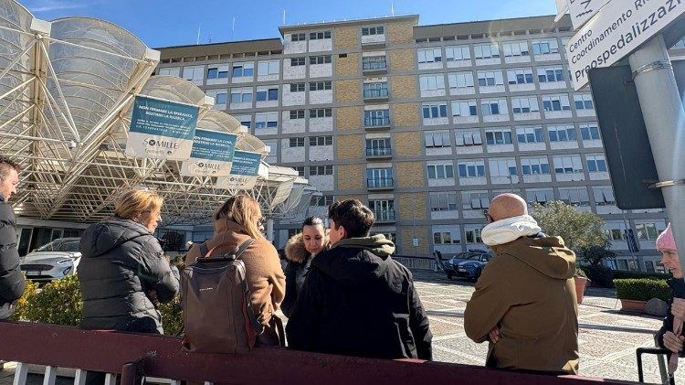 El Papa Francisco está hospitalizado en Roma: sigue su tratamiento tras una noche tranquila